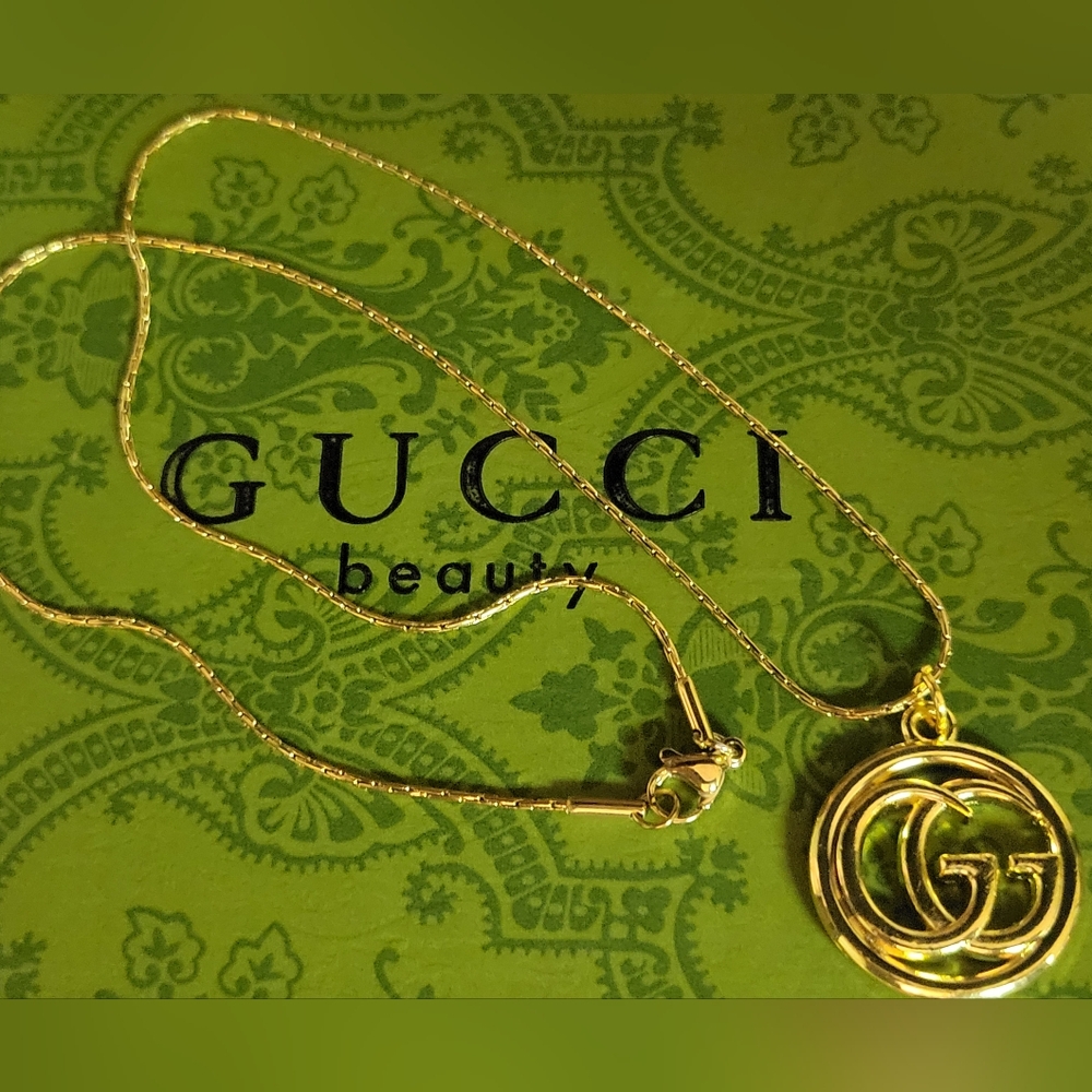 UNISEX  Gold GG Pendant, Ubranded Gold Plated Chain